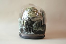 Tu contiens 2001-2002, <p>verre soufflé peint<br class='autobr' />
terre cuite émaillée peinte 36x30x25cm<br class='autobr' />
Collection de l'artiste© ADAGP</p>