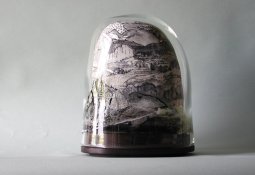 Tu protèges 2000-2003, <p>verre soufflé peint, céramique peinte 38x29x18cm<br class='autobr' />
Collection du Musée des Beaux-arts de Beauvais© ADAGP</p>