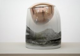 Tu reflètes 2000, <p>verre soufflé peint,<br class='autobr' />
bronze29x35cm<br class='autobr' />
Collection CIRVA© ADAGP</p>