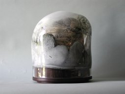 Tu accompagnes 2001-2002, <p>verre soufflé peint, céramique peinte 39x32x26cm<br class='autobr' />
Collection du Musée Réattu Arles© ADAGP</p>