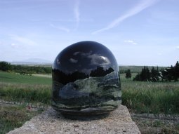 Tu contemples 2001, <p>verre soufflé peint 28x26cm<br class='autobr' />
Collection particulière© ADAGP</p>