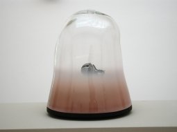 Tu émerveilles 2001, <p>verre soufflé, céramique, grelot 28x30x23cm<br class='autobr' />
Collection particulière© ADAGP</p>