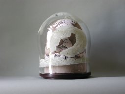 Tu reconnais 2002-2003, <p>verre soufflé peint, céramique peinte 37x32cm<br class='autobr' />
© ADAGP</p>