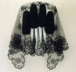 Polaire 1989, <p>Dentelle, bois, perles 30x26x7cm<br class='autobr' />
© ADAGP</p>