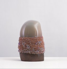 Tu auréoles 2001-2003, <p>verre soufflé,céramique,perles 44x29x24cm<br class='autobr' />
© ADAGP<br class='autobr' />
Photo David Huguenin</p>