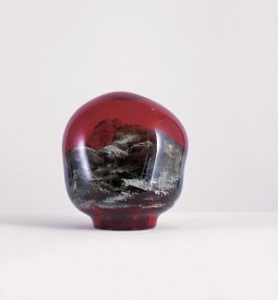 Tu reçois 2002-2003, <p>verre soufflé peint,<br class='autobr' />
terre cuite émaillée 32x29x25cm<br class='autobr' />
Collection A A© ADAGP<br class='autobr' />
Photo David Huguenin</p>