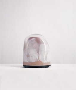 Tu es 2001-2002, <p>verre soufflé peint, céramique 40x32x18cm<br class='autobr' />
© ADAGP<br class='autobr' />
Photo David Huguenin</p>