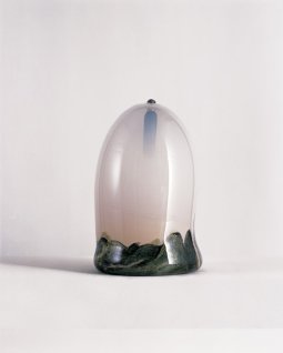 Tu retardes 2000-2001, <p>verre soufflé peint,<br class='autobr' />
bronze40x26cm<br class='autobr' />
© ADAGP<br class='autobr' />
Photo David Huguenin</p>