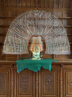 La déesse verdure 2022, <p>terre cuite émaillée peinte, perles, tige métallique, corde à piano, cuir, plumes<br class='autobr' />
182 x 142 x 56 cm<br class='autobr' />
adagp</p>