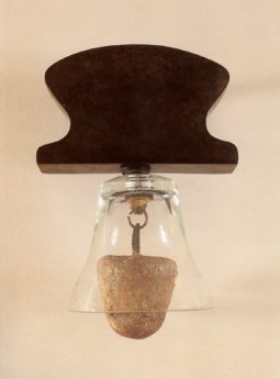 Constance 1988-89, <p>verre,pierre, bronze 32x24x22cm<br class='autobr' />
© ADAGP<br class='autobr' />
Photo Georges Poncet</p>