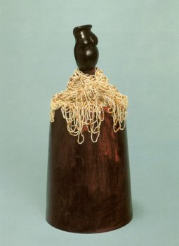 Femme tambour 1992-93, <p>bois peint, bronze, perles 45x20cm<br class='autobr' />
Collection particulière © ADAGP<br class='autobr' />
Photo Bertrand Prévost</p>