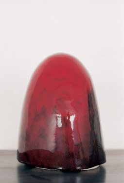 Ni beau, ni laid 1999, <p>Terre cuite émaillée<br class='autobr' />
20x15x10cm© ADAGP<br class='autobr' />
Collection particulière</p>